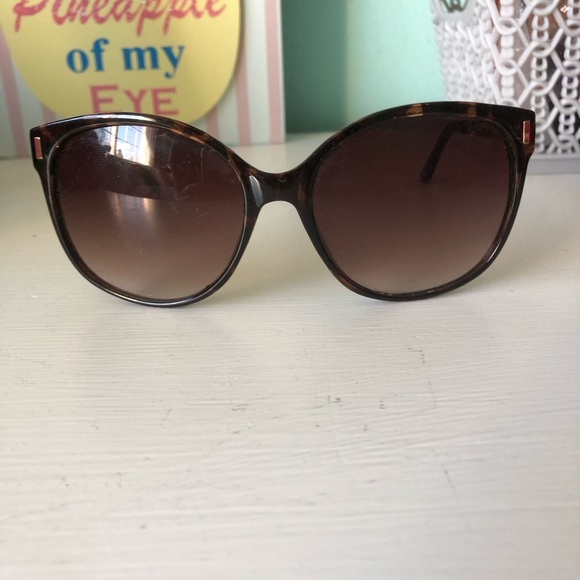 Tommy Hilfiger Accessories - 🌸3/$30 Tommy Hilfiger Sunglasses